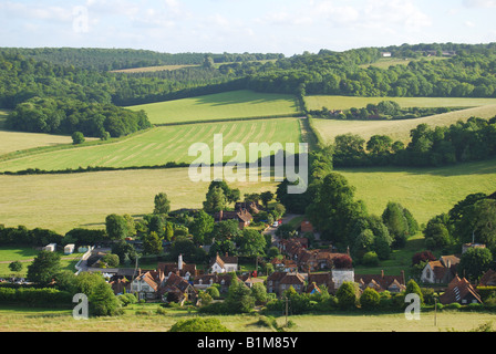 Villaggio dal Ibstone hill, Turville, Buckinghamshire, Inghilterra, Regno Unito Foto Stock