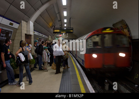 La linea di Piccadilly - stazione di Knightsbridge - London Underground Foto Stock