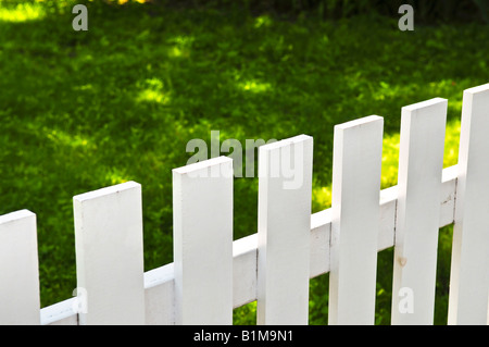 Recinzione bianco intorno al cortile anteriore della casa residenziale Foto Stock