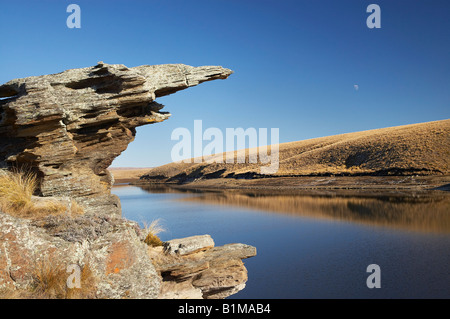 Rock Tor Logan masterizzare il serbatoio Grande Palude di Moss e gamma di Lammermoor vecchio sentiero Dunstan Central Otago Isola del Sud della Nuova Zelanda Foto Stock