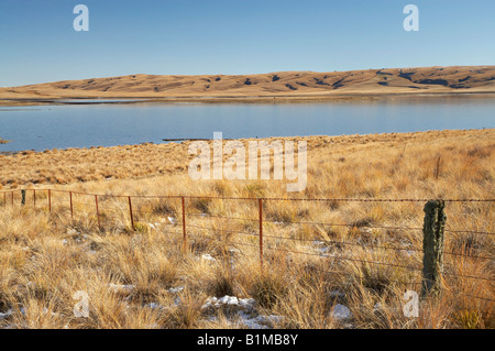 Logan masterizzare il serbatoio Grande Palude di Moss e gamma di Lammermoor vecchio sentiero Dunstan Central Otago Isola del Sud della Nuova Zelanda Foto Stock