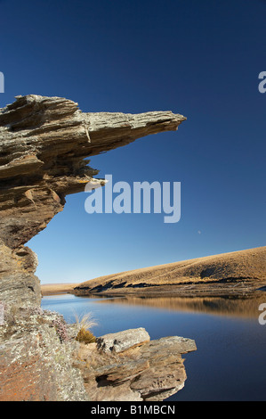 Rock Tor Logan masterizzare il serbatoio Grande Palude di Moss e gamma di Lammermoor vecchio sentiero Dunstan Central Otago Isola del Sud della Nuova Zelanda Foto Stock