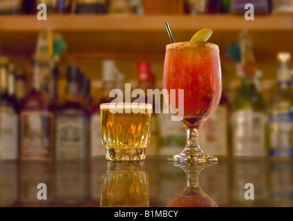 Una deliziosa cercando Bloody Mary con birra chaser seduto su un banco di bar Foto Stock