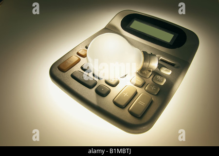 Lampadina della luce sulla calcolatrice Foto Stock