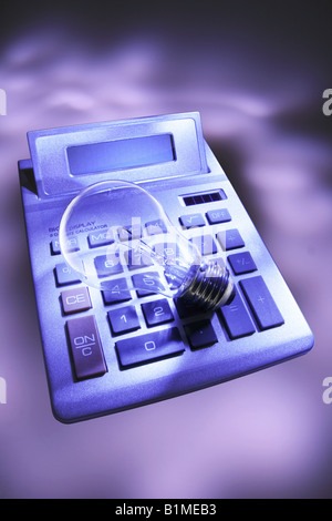 Lampadina della luce sulla calcolatrice Foto Stock