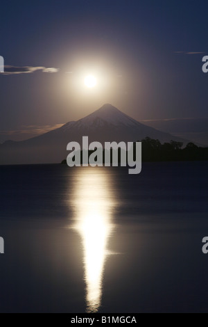 La luna sorge oltre il Volcan Osorno, Lago Llanquihue, Puerto Varas, Cile Foto Stock