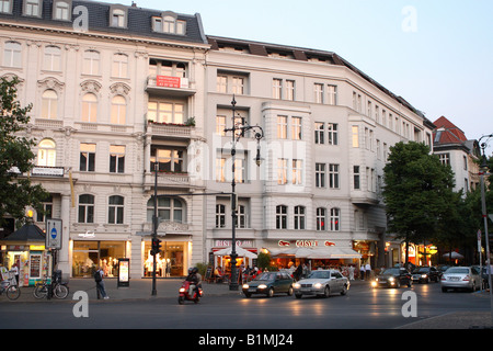 Berlino Germania il Kurfurstendamm strada di notte costosi negozi di moda e ristoranti cafe Foto Stock