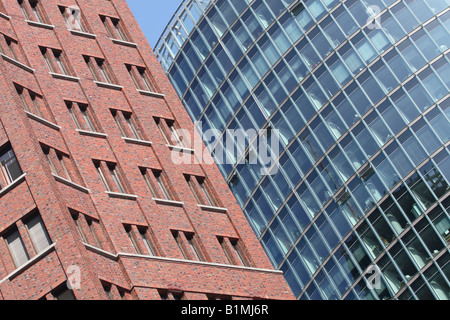 Berlino Germania Potsdamer Platz il contrasto in un ufficio moderno edificio a torre di costruzione in stile di architettura in mattoni e vetro Foto Stock