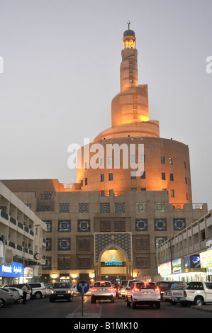 Torre del Centro Culturale Islamico (FANAR) a Doha, in Qatar un crepuscolo Foto Stock