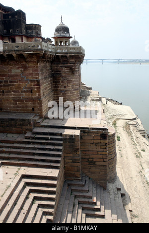 Il Maharaja's Palace a Ramnagar Ram Nagar Fort dal fiume Gange a Varanasi Benares Uttar Pradesh, India Foto Stock