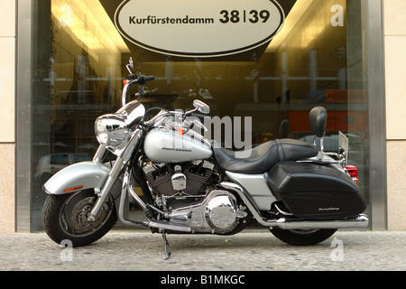 Harley Davidson Road King luxury motoveicolo nella esclusiva Kurfurstendamm boulevard di Berlino Germania Foto Stock