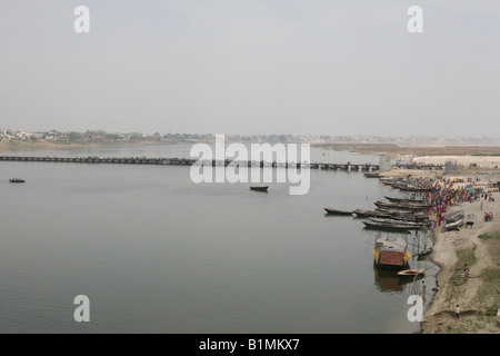 Il Pontoon ponte attraverso il Gange o Ganga River a Ramnagar Ram Nagar Fort Varanasi India Foto Stock