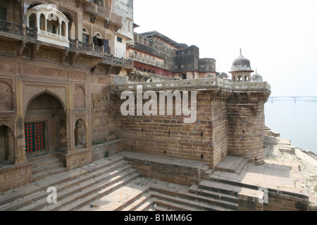 Il Maharaja's Palace a Ramnagar Ram Nagar Fort dal fiume Gange a Varanasi Benares Uttar Pradesh, India Foto Stock