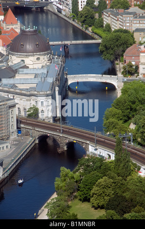 Vista del museo di Bode e del fiume Sprea che scorre attraverso il distretto di Mitte dalla torre dell'antenna di comunicazione Fernsehturm a Berlino in Germania Foto Stock