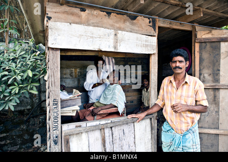 INDIA Kerala KOCHI piccolo negozio di barbiere in una baracca su una strada di sporco nella città di Kochi Foto Stock