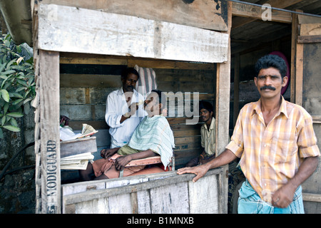 INDIA Kerala KOCHI piccolo negozio di barbiere in una baracca su una strada di sporco nella città di Kochi Foto Stock