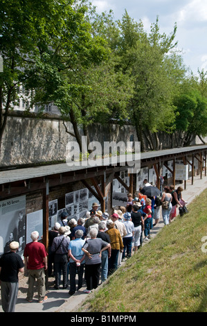 Fiera "Topografia del terrore" presso il sito della ex sede della Gestapo in Niederkirchner Street, Berlino. Germania Foto Stock