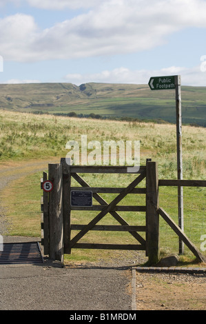 Sentiero pubblico che conduce attraverso la campagna dalla forza elevata in cascata per Holwick cicatrice visibile in distanza di Teesdale. Foto Stock