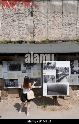Una donna guarda una mostra "Topografia del Terrore" presso il sito della ex sede di Gestapo in Niederkirchner Street, Berlino. Germania Foto Stock