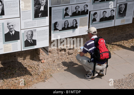 Un uomo guarda una mostra "Topografia del Terrore" presso il sito della ex sede di Gestapo in Niederkirchner Street, Berlino. Germania Foto Stock