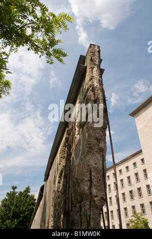 Parte della parte rimanente del muro di Berlino che ha diviso la città dal 1961 al 1989 situato in Niederkirchner Street Berlino Germania Foto Stock