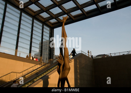 Una statua di una figura umana allungata in piedi sulla sua testa disegnata da Alexander Polzin raffigurante la morte di Giordano Bruno a Potsdamer Platz Berlino Foto Stock