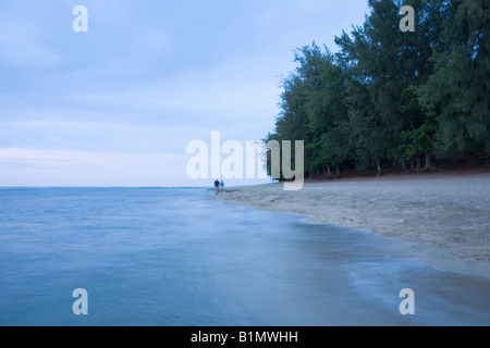 Coppia Matura camminando su ke'e spiaggia al tramonto. Kaua'i. Hawaii. Stati Uniti d'America Foto Stock