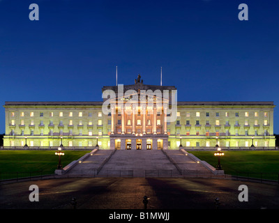 Stormont europeo Belfast Irlanda del Nord al crepuscolo Foto Stock