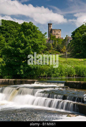 Estate a Hornby Castle & River Wenning, Hornby, foresta di Bowland, Lancashire, Inghilterra, Regno Unito Foto Stock
