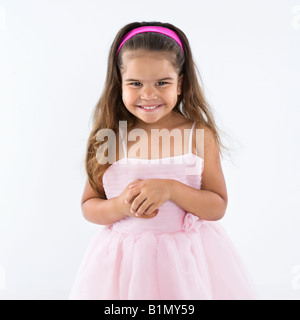 Grazioso piccolo ragazza ispanica indossando abiti rosa sorridente Foto Stock