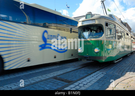 I mezzi di trasporto pubblici, un nuovo autobus turistico e negli anni sessanta il tram, Helsinki, Finlandia, Europa. Foto Stock