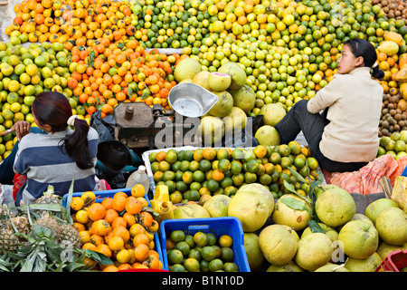 Ragazza vendita di agrumi, Kathmandu, Nepal Foto Stock