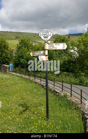 In vecchio stile cartello stradale impostato nel campo in campagna in cima Dent in Cumbria all'interno del Yorkshire Dales Foto Stock