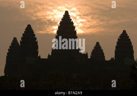 Sunrise oltre Angkor Wat; Siem Reap, Cambogia Foto Stock