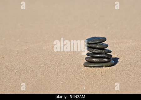 Piccolo mucchio di pietre nella torre sulla spiaggia Foto Stock