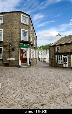 George and Dragon Pub e strada di ciottoli nel centro di villaggio Dent Dentdale Yorkshire Dales National Park Foto Stock