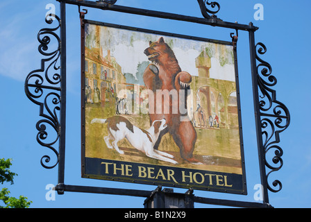 Xiii secolo La Bear Hotel segno, Park Street, Woodstock, Oxfordshire, England, Regno Unito Foto Stock