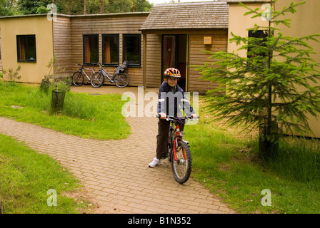 Ragazzo fuori Villa sulla bici a Center Parcs a Elveden vicino a Thetford, Regno Unito Foto Stock