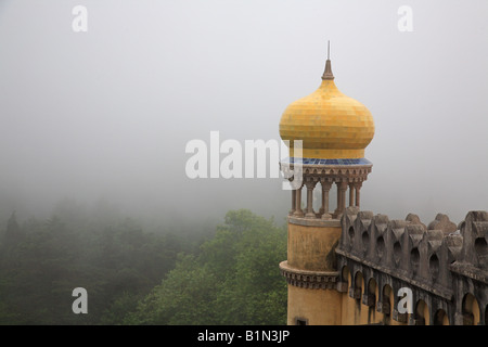 Palazzo di Sintra, Portogallo Palacio Nacional da Pena, in un giorno di nebbia Foto Stock