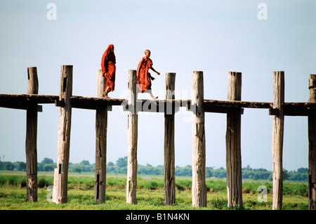 Myanmar Birmania Amarapura i monaci buddisti attraversando a piedi U Bein's Bridge Foto Stock