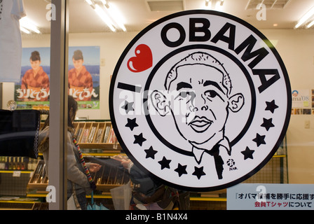 Negozio di souvenir Mostra finestra sign in Obama, Giappone vendita di Barack Obama merci Foto Stock