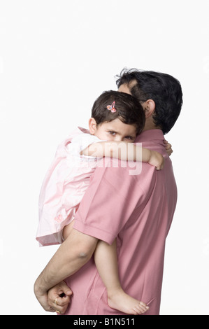 Profilo laterale di una metà uomo adulto tenendo la sua figlia Foto Stock