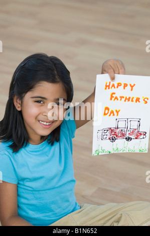 Ritratto di una ragazza che mostra un biglietto di auguri Foto Stock