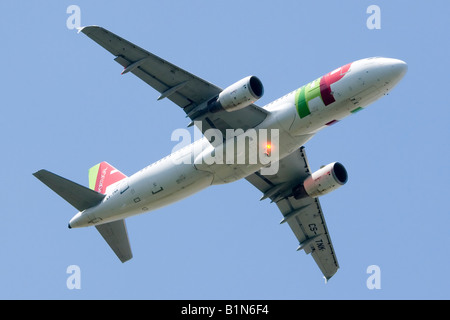 Airbus A320 azionato da toccare la scalata fuori dall'Aeroporto di Londra Heathrow Foto Stock