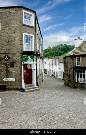 George and Dragon Pub e strada di ciottoli nel centro di villaggio Dent Dentdale Yorkshire Dales National Park Foto Stock