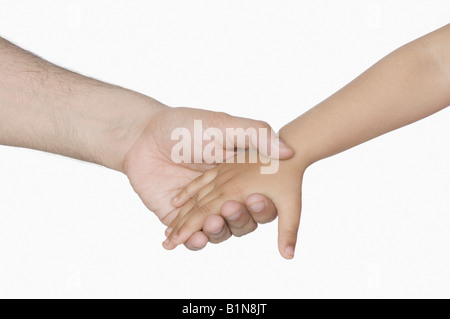 Close-up di una mano di un uomo in possesso di un bambino la mano Foto Stock