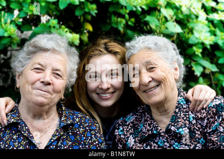 Famiglia giovane donna con due senior ladies Foto Stock