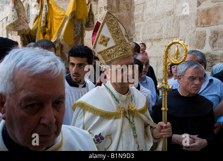 Il nuovo Patriarca Latino di Gerusalemme Fouad Twal immettendo il Santo Sepolcro Foto Stock