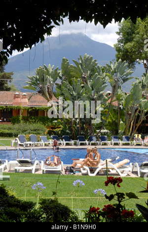 GUATEMALA i turisti occidentali presso la piscina di un hotel di lusso nella città coloniale di Antigua Foto Julio Etchart Foto Stock