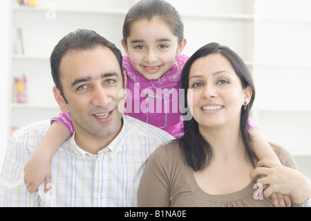 Ritratto di una metà adulto giovane con la loro figlia sorridente Foto Stock